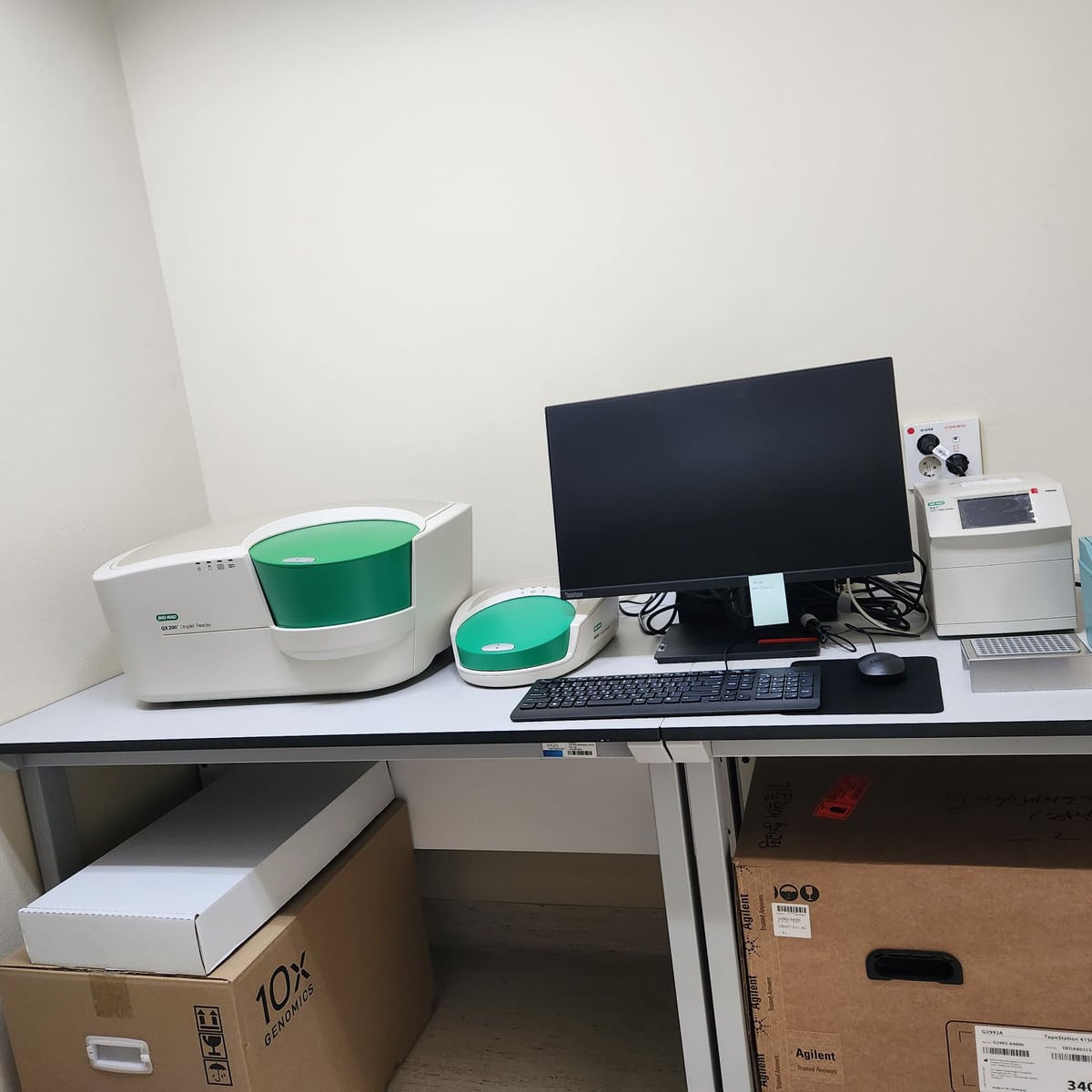 연구실에 설치된 QX200 Droplet Digital PCR 시스템